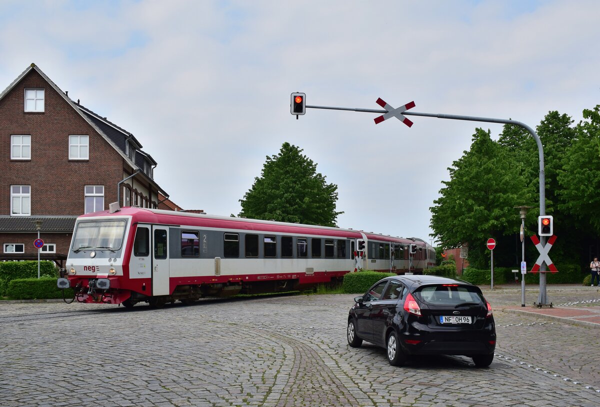 Ein Highlight ist der große Bahnübergang in Niebüll. Hier fahren die NEG Züge von Niebüll NEG nach Niebüll DB. HIer kommt 628 506 mit den letzten Kurswagen des Tages nach Dagebüll.

Niebüll 04.06.2021