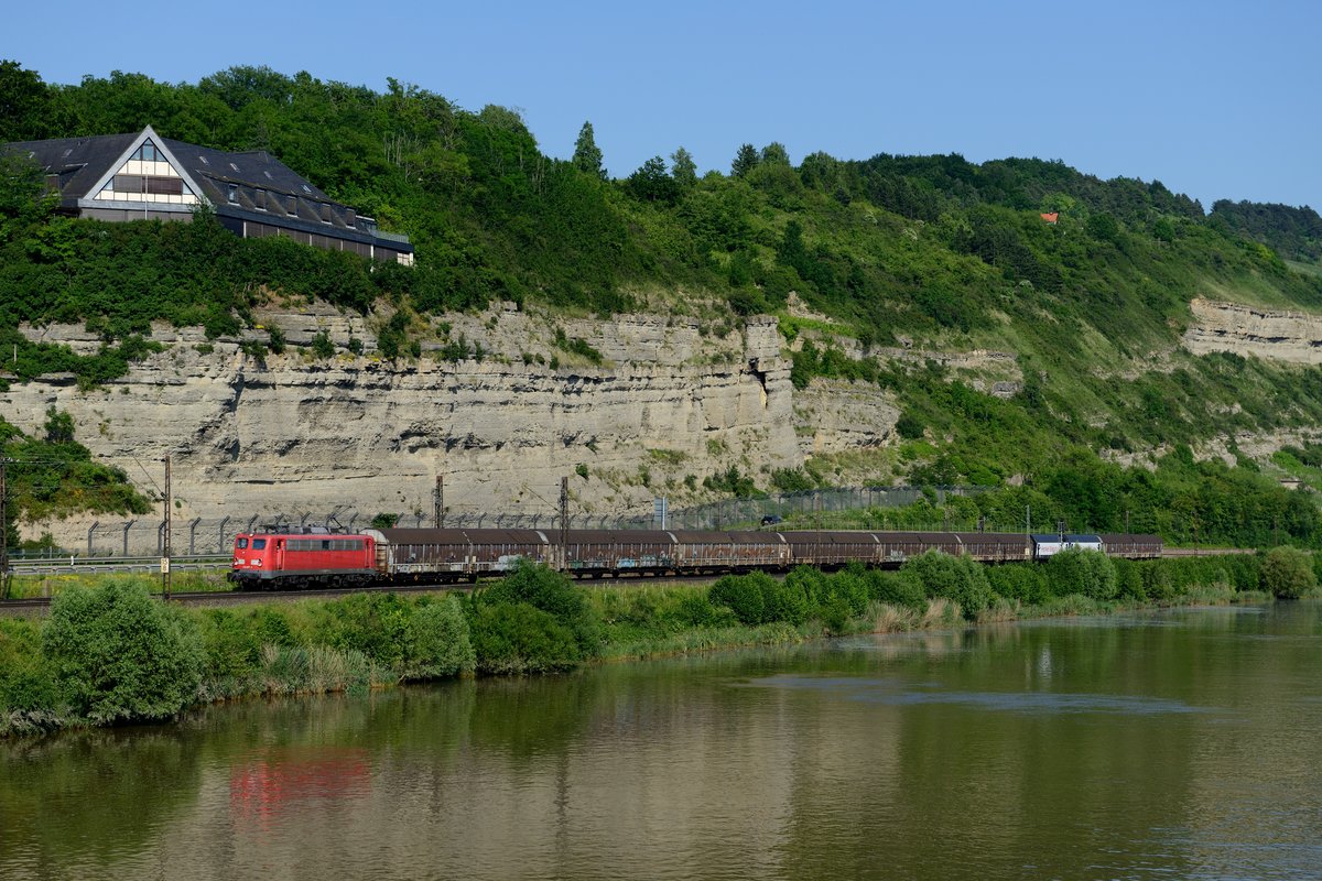 Ein Highlight im Maintal ist der  Henkelzug , ist doch hier die Wahrscheinlichkeit groß, noch eine Einheitslok im Einsatz vor einem Güterzug zu erleben. Am 17. Juni 2013 konnte 139 287 der Bayernbahn mit ihrem DGS 75806 von Wassertrüdigen nach Langenfeld bei Retzbach-Zellingen abgelichtet werden.