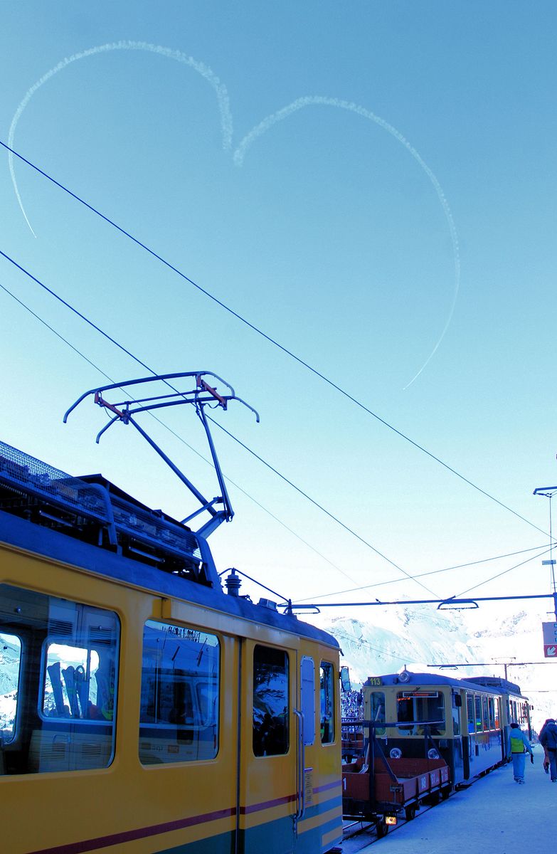 Ein Himmel mit Herz und die Wengernalp mit Triebwagenzug 113. 13.Januar 2018. 