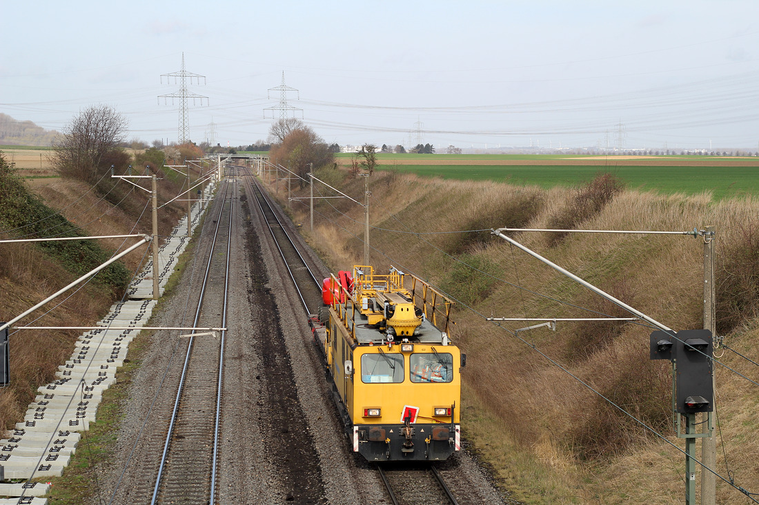 Ein  HIOB  (Hubarbeitsbühnen-Instandhaltungsfahrzeug-Oberleitungsanlagen)-Fahrzeug der RWE Power.
Aufgenommen am 19. März 2014 auf Grevenbroicher Stadtgebiet.