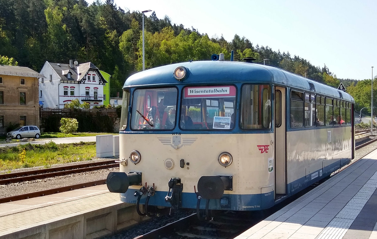 Ein historische Leichtverbrennungstriebwagen LVT VT798 von 1956 der Wisentatalbahn, fuhr von Schleiz West – Schönberg - Zeulenroda - Triebes - Weida - Gera - Altenburg in die Altenburger Brauerei und zurück. Sonderzug macht in Zeulenroda halt. Foto 05.05.2018