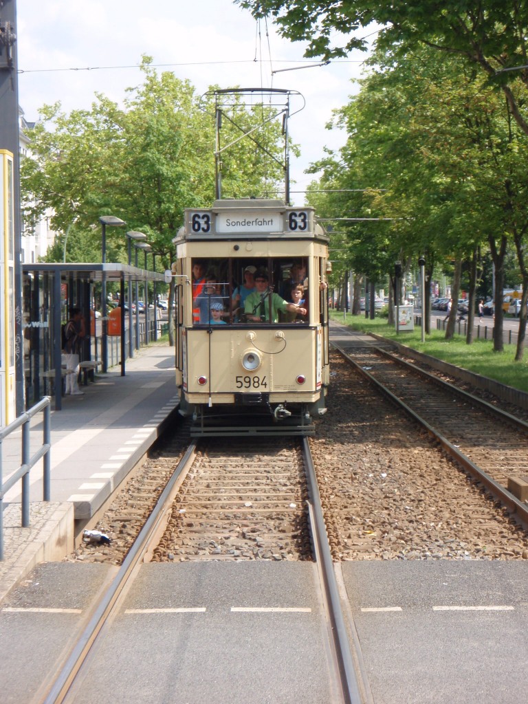 Ein historischer Berliner Stra�enbahnwagen, am  9.6.13 auf einer Sonderfahrt.
Foto aus einem vorausfahrendem Wagen.