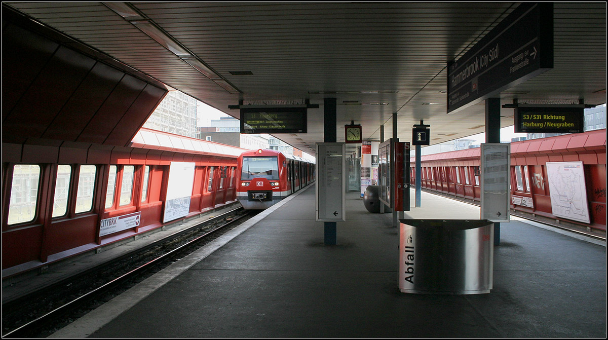 Ein Hochbahnstation für die S-Bahn -

S-Bahnstation  Hammerbrook (City Süd) : Schon vor dem Zweiten Weltkrieg führte eine Hochbahn in das Gebiet südöstlich des Hauptbahnhofes. Damals gab es eine U-Bahn-Zweigstrecke vom Hbf nach Rothenburgsort. Die starken Zerstörungen dieses Gebietes im Krieg ließen einen Wiederaufbau dieser Strecke als unnötig erscheinen. Der breite Mittelbahnsteig an der U-Bahnstation  Hauptbahnhof-Süd  der U3 ist ein Hinweis auf die frühere viergleisige Anlage der Station als Verzweigungsbahnhof. 

14.07.2007 (M)