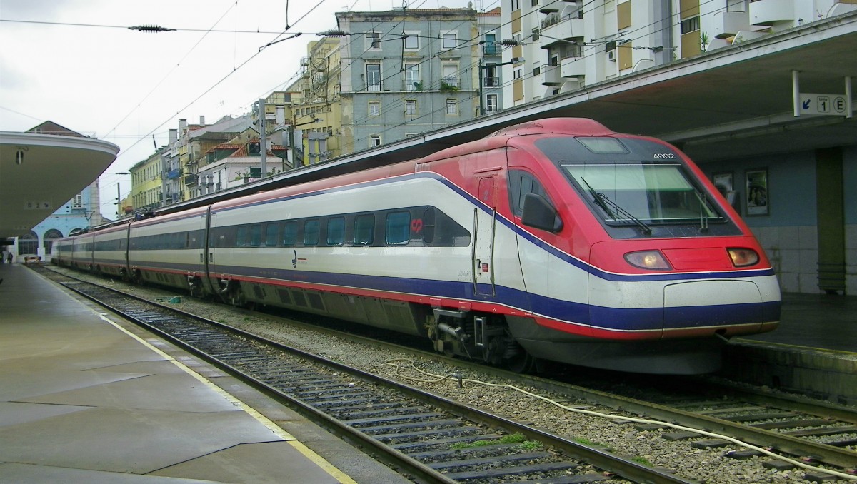 ein Hochgeschwindigkeitszug der Gattung  Alfa Pendular  steht abfahrbereit im Bahnhof Lissabon-Santa Apolonia (1.10.2013)