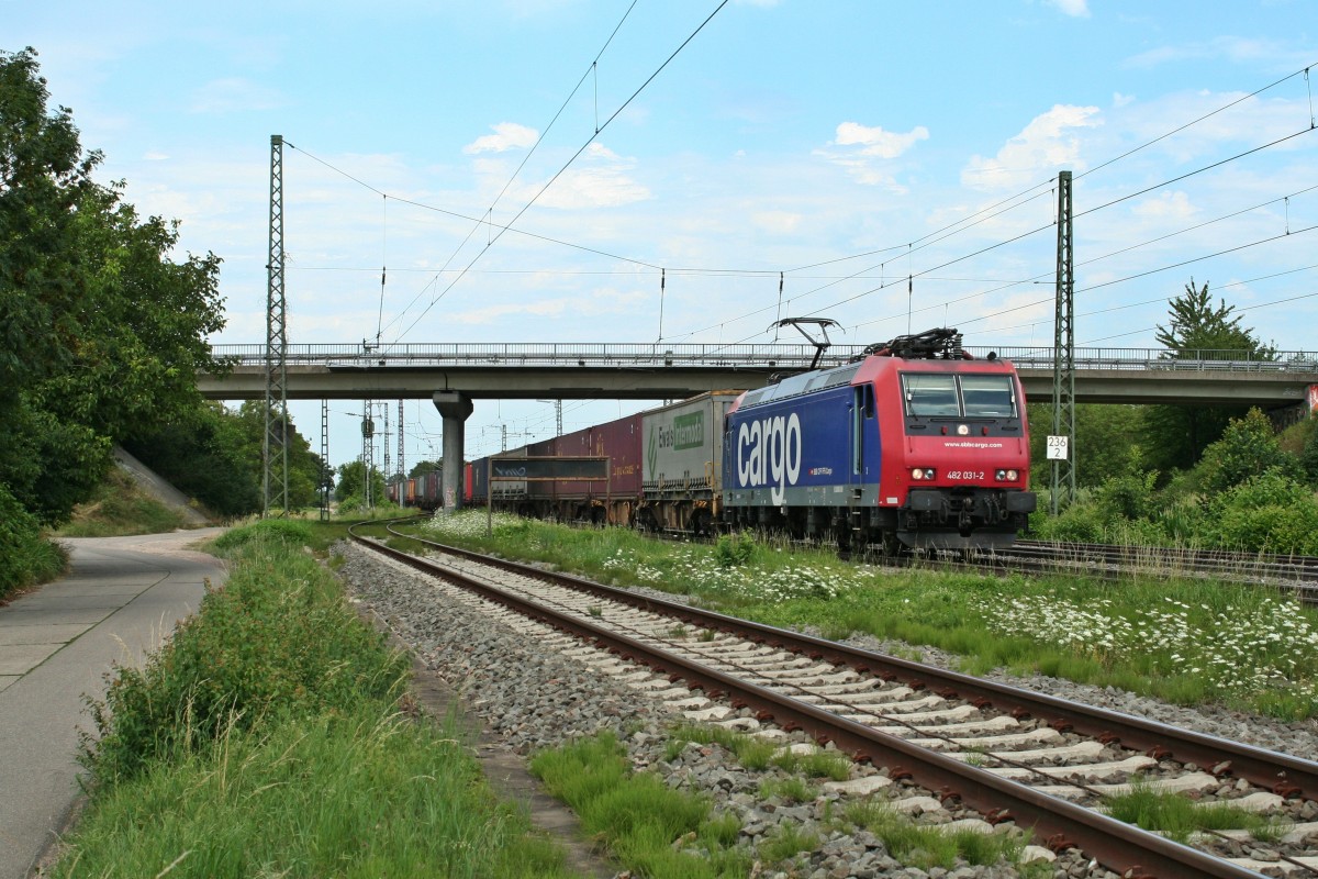 Ein hchst seltener Gast: 482 031-2 mit einem KLV-Zug am Nachmittag des 03.08.13 im Bahnhofsbereich von Mllheim (Baden).
Der Zug ist in Richtung Schweizer Grenze (Weil am Rhein/Basel) unterwegs.