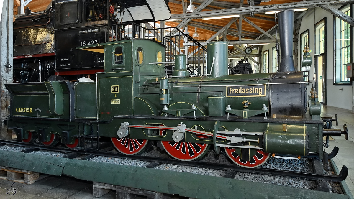 Ein hölzernes Modell der Bayerische B IX wurde von Lehrlingen der Lehrwerkstatt des  Bahnbetriebswerkes Freilassing anlässlich der Feierlichkeiten der Freilassinger Stadterhebung im Jahr 1954 angefertigt. (Lokwelt Freilassing, August 2020)