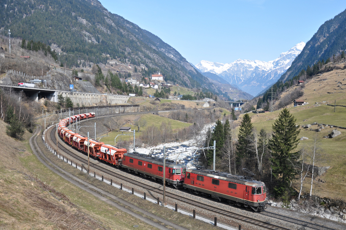 Ein Holcim-Kieszug, gezogen von der Re 4/4 II 11284 und der Prototyp Re 6/6 11604  Faido , befindet sich am 20.03.2015 auf dem Weg in Richtung Tessin. Bild aufgenommen bei Wassen