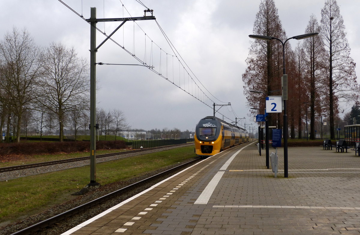 Ein Holländischer Doppeldecker aus Alkmaar(NL) nach Maastricht(NL) und fährt durch Geleen-Lutterade und fährt in Richtung Maastricht(NL). 
Aufgenommen in Geleen-Lutterade(NL). 
Bei Wolken am Kalten Mittag vom 3.2.2018.