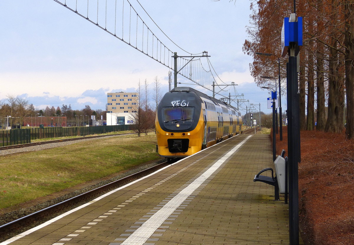 Ein Holländischer Doppeldecker aus Alkmaar(NL) nach Maastricht(NL) und fährt durch Geleen-Lutterade und fährt in Richtung Maastricht(NL). 
Aufgenommen in Geleen-Lutterade(NL). 
Bei Sonne und Wolken am Mittag vom 11.3.2018.