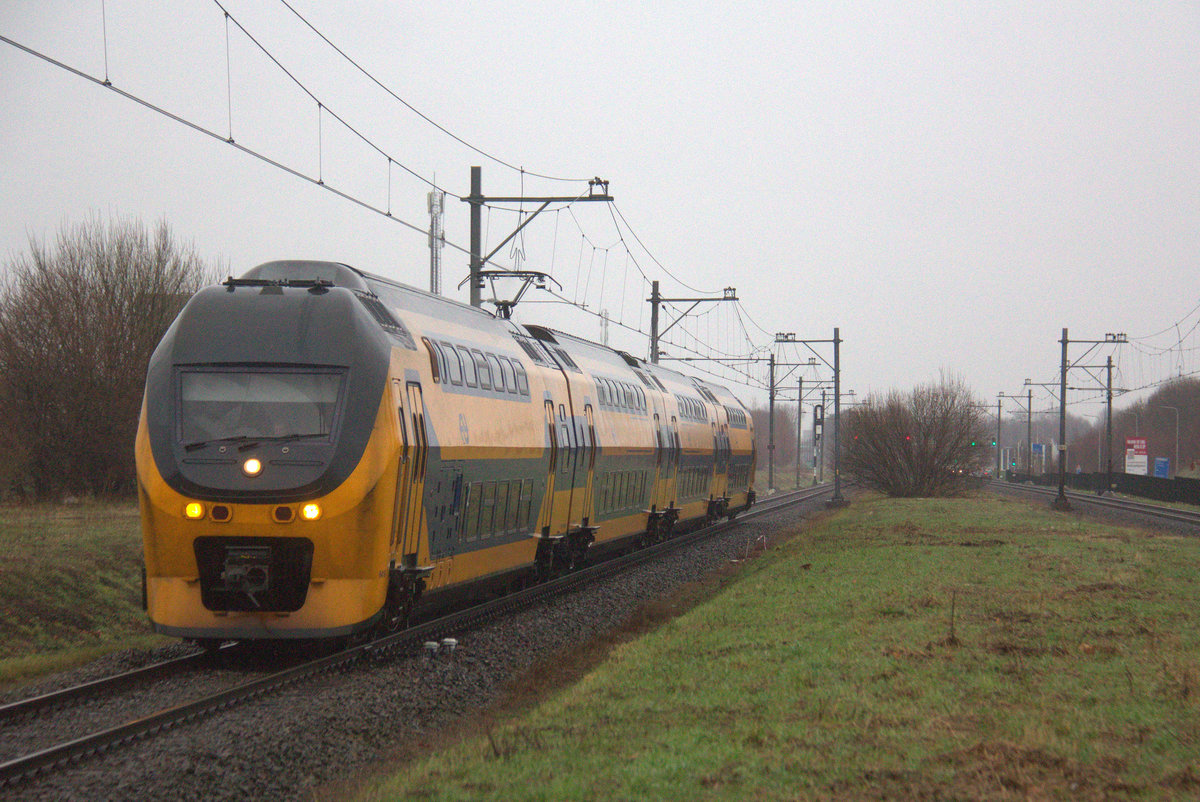 Ein Holländischer Doppeldecker aus Alkmaar(NL) nach Maastricht(NL) und fährt durch Geleen-Lutterade und fährt in Richtung Maastricht(NL). 
Aufgenommen in Geleen-Lutterade(NL).
Bei Regenwetter am Nachmittag vom 23.12.2018.
