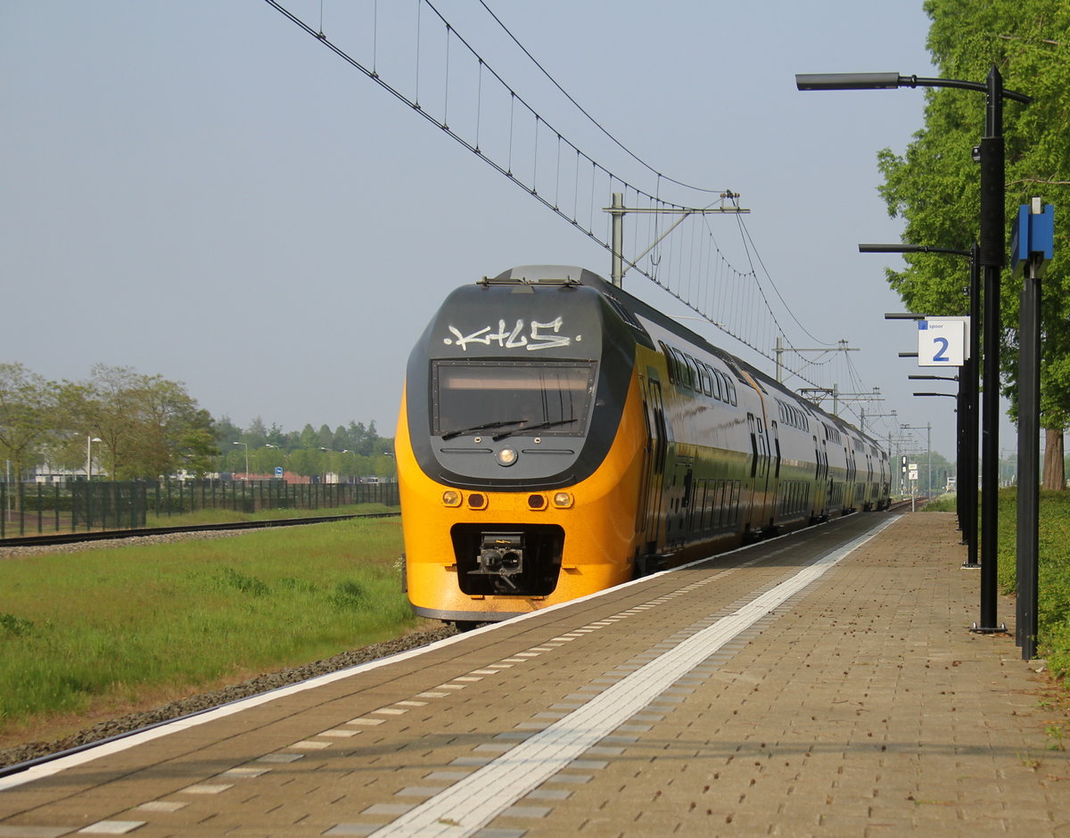 Ein Holländischer Doppeldecker aus Alkmaar(NL) nach Maastricht(NL) und fährt durch Geleen-Lutterade und fährt in Richtung Maastricht(NL). Aufgenommen in Geleen-Lutterade(NL). Bei schönem Frühlingswetter am Nachmittag vom 1.5.2019.