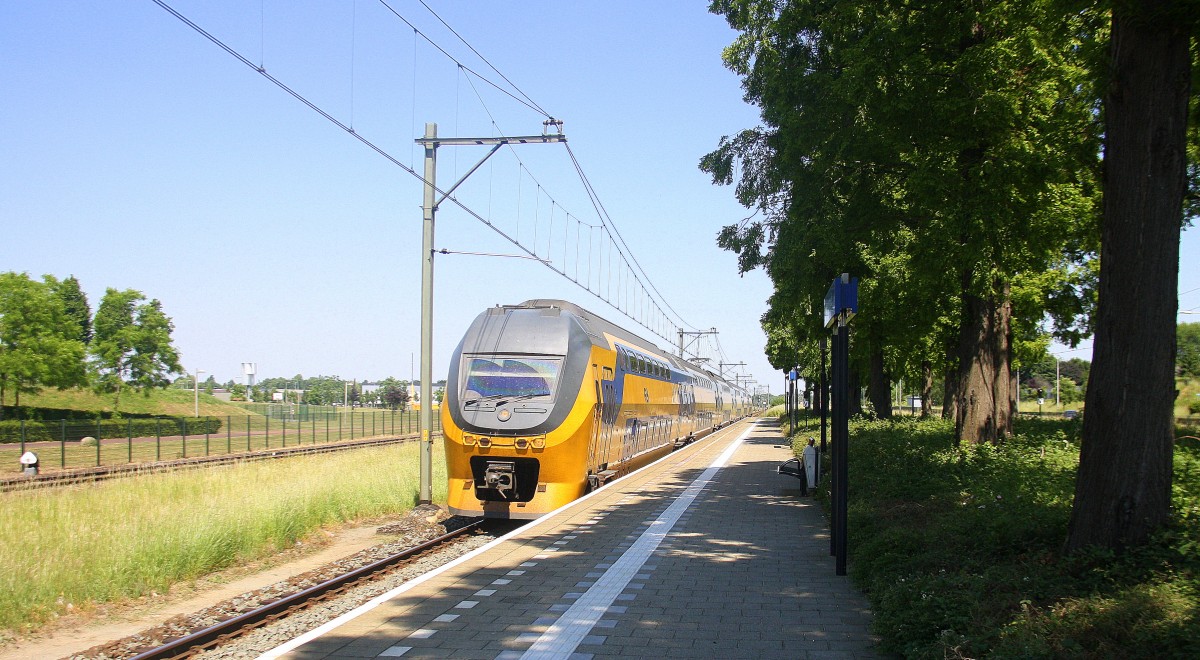 Ein Holländischer Doppeldecker aus Alkmaar(NL) nach Maastricht(NL) und fährt durch Geleen-Lutterade und fährt in Richtung Maastricht(NL). Aufgenommen in Geleen-Lutterade(NL). 
Bei Sommerwetter am Nachmittag vom 5.6.2015.