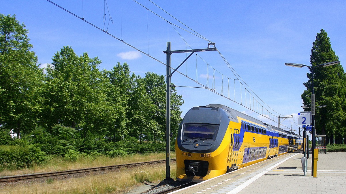 Ein Holländischer Doppeldecker aus Alkmaar(NL) nach Maastricht(NL) und fährt durch Geleen-Lutterade und fährt in Richtung Maastricht(NL). Aufgenommen in Geleen-Lutterade(NL). 
Bei schönem Sommerwetter am Mittag vom 14.6.2015.