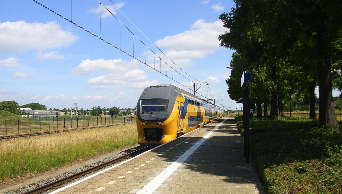 Ein Holländischer Doppeldecker aus Alkmaar(NL) nach Maastricht(NL) und fährt durch Geleen-Lutterade und fährt in Richtung Maastricht(NL). Aufgenommen in Geleen-Lutterade(NL). 
Bei schönem Sommerwetter am Mittag vom 14.6.2015.