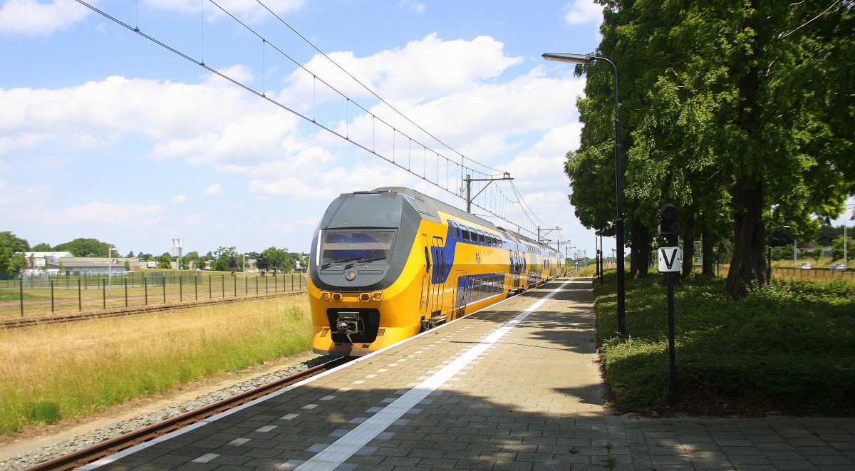 Ein Holländischer Doppeldecker aus  Alkmaar(NL) nach Maastricht(NL) und fährt durch Geleen-Lutterade und fährt in Richtung Maastricht(NL).
Aufgenommen in Geleen-Lutterade(NL). 
Bei schönem Sonnenschein am Mittag vom 14.6.2015.