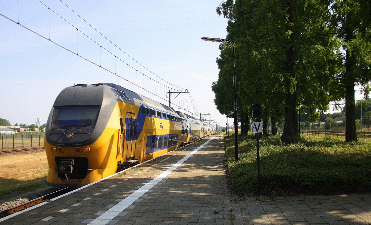 Ein Holländischer Doppeldecker aus Alkmaar(NL) nach Maastricht(NL) und fährt durch Geleen-Lutterade und fährt in Richtung Maastricht(NL). Aufgenommen in Geleen-Lutterade(NL). Bei schönem Sommerwetter am Morgen vom 4.7.2015.