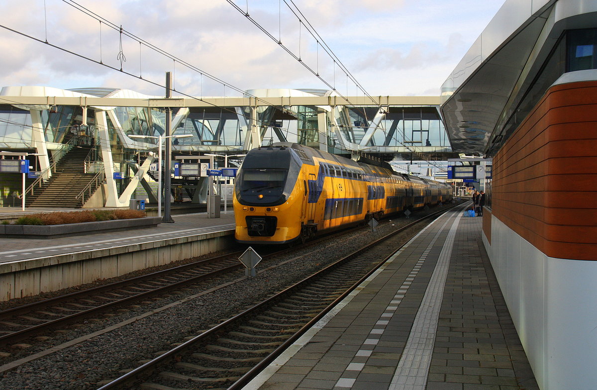 Ein Holländischer Doppeldecker aus Den-Helder(NL) nach Nijmegen(NL) bei der Ausfahrt aus  Arnhem-Centraal(NL) und fährt in Richtung Arnhem-Süd,Nijmegen(NL).
Aufgenommen von Bahnsteig 6b in Arnhem-Centraal(NL). 
Bei Sonne und Wolken am Nachmittag vom 26.12.2017.