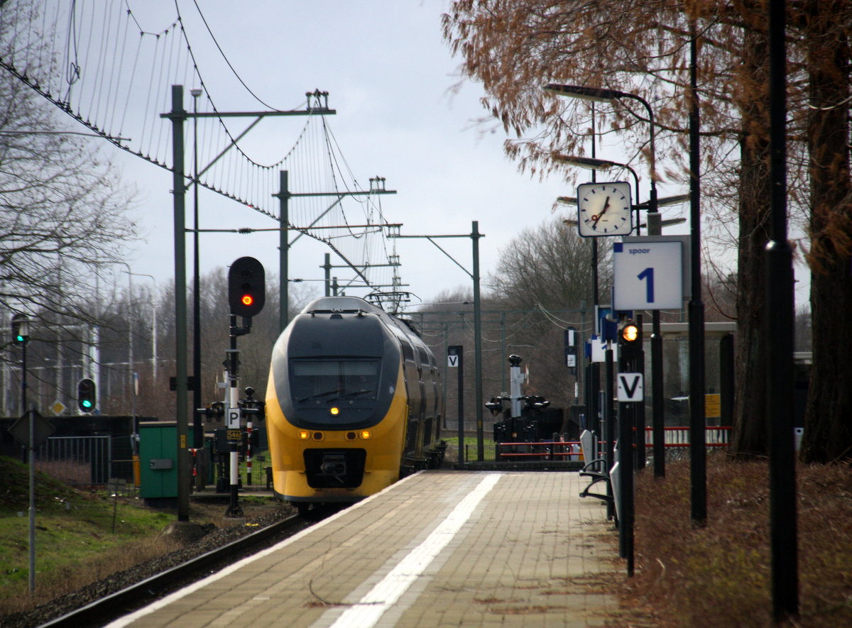 Ein Holländischer Doppeldecker aus Maastricht(NL) nach 's-Hertogenbosch(NL)  und fährt durch Geleen-Lutterade und fährt in Richtung Sittard(NL). 
Aufgenommen in Geleen-Lutterade(NL).
Bei Sonne und Wolken am Kalten Vormittag vom 28.2.2017.