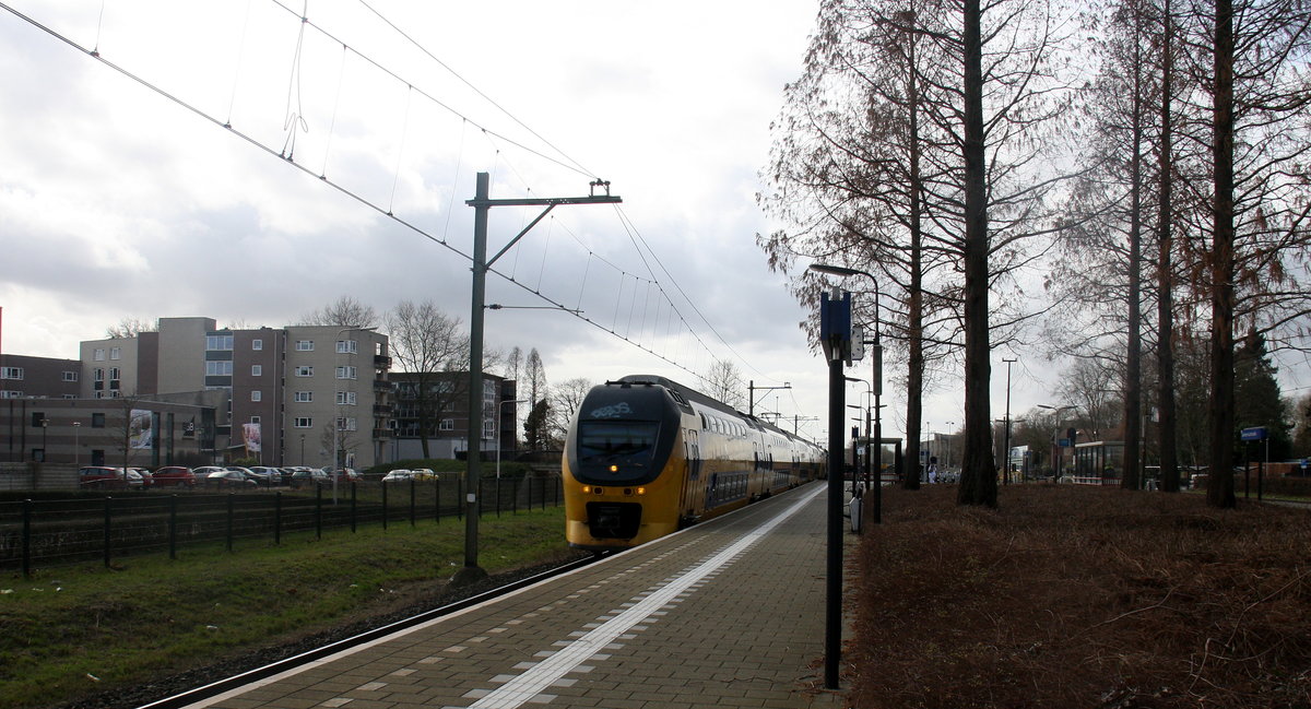 Ein Holländischer Doppeldecker aus Maastricht(NL) nach 's-Hertogenbosch(NL) und fährt durch Geleen-Lutterade und fährt in Richtung Sittard(NL). Aufgenommen in Geleen-Lutterade(NL). 
Bei Sonne und Wolken am Kalten Mittag vom 28.2.2017.