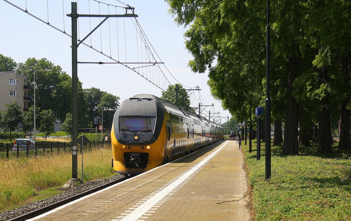 Ein Holländischer Doppeldecker aus Maastricht(NL) nach Alkmaar(NL) und fährt durch Geleen-Lutterade und fährt in Richtung Sittard(NL). 
Aufgenommen in Geleen-Lutterade(NL). 
Bei schönem Sommerwetter am Mittag vom 15.6.2017.