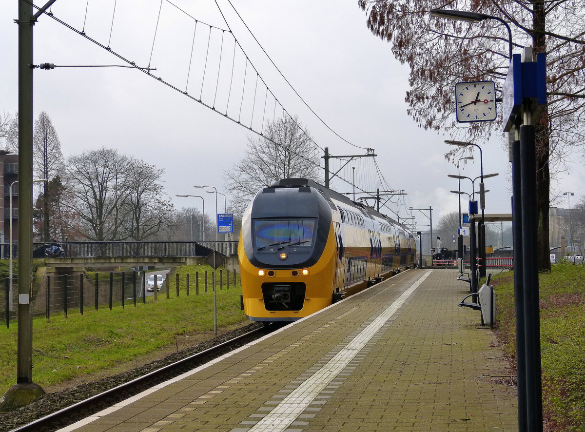 Ein Holländischer Doppeldecker aus Maastricht(NL) nach Alkmaar(NL) und fährt durch Geleen-Lutterade und fährt in Richtung Sittard(NL). 
Aufgenommen in Geleen-Lutterade(NL).
Bei Wolken am Kalten Mittag vom 3.2.2018.
