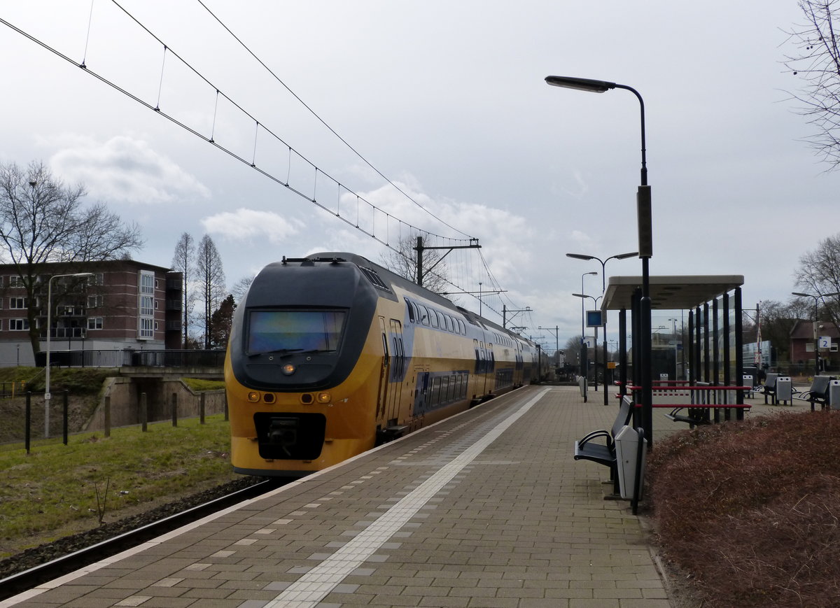 Ein Holländischer Doppeldecker aus Maastricht(NL) nach Alkmaar(NL) und fährt durch Geleen-Lutterade und fährt in Richtung Sittard(NL). 
Aufgenommen in Geleen-Lutterade(NL).
Bei Sonne und Wolken am Mittag vom 11.3.2018. 