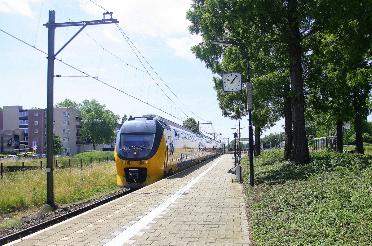 Ein Holländischer Doppeldecker aus Maastricht(NL) nach Alkmaar(NL) und fährt durch Geleen-Lutterade und fährt in Richtung Sittard(NL). 
Aufgenommen in Geleen-Lutterade(NL). 
Bei schönem Sommerwetter am Mittag vom 14.6.2015.