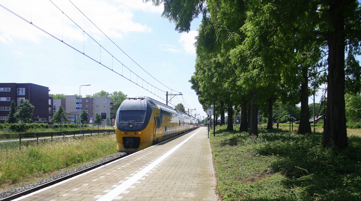 Ein Holländischer Doppeldecker aus Maastricht(NL) nach Alkmaar(NL) und fährt durch Geleen-Lutterade und fährt in Richtung Sittard(NL). 
Aufgenommen in Geleen-Lutterade(NL). 
Bei schönem Sonnenschein am Mittag vom 14.6.2015.