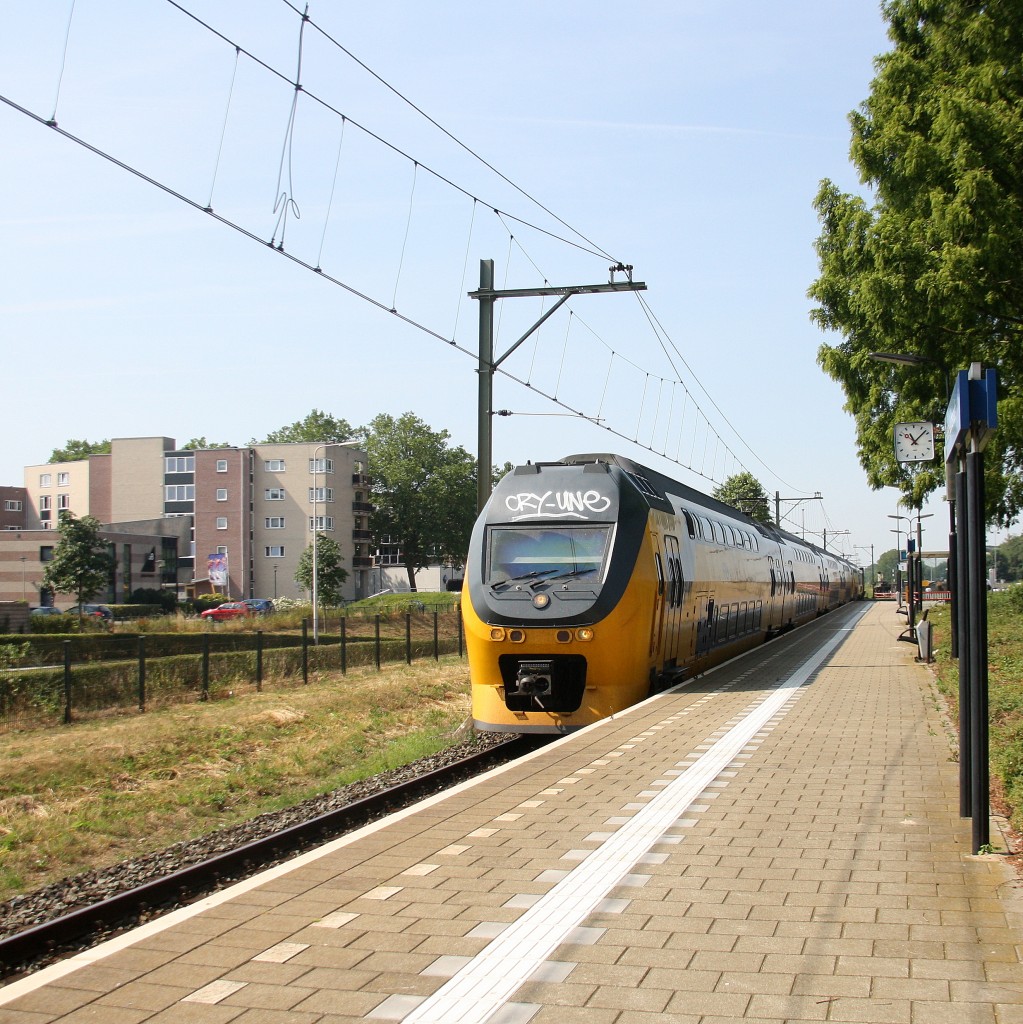 Ein Holländischer Doppeldecker aus Maastricht(NL) nach Alkmaar(NL) und fährt durch Geleen-Lutterade und fährt in Richtung Sittard(NL). Aufgenommen in Geleen-Lutterade(NL). 
Bei schönem Sommerwetter am Vormittag vom 4.7.2015.