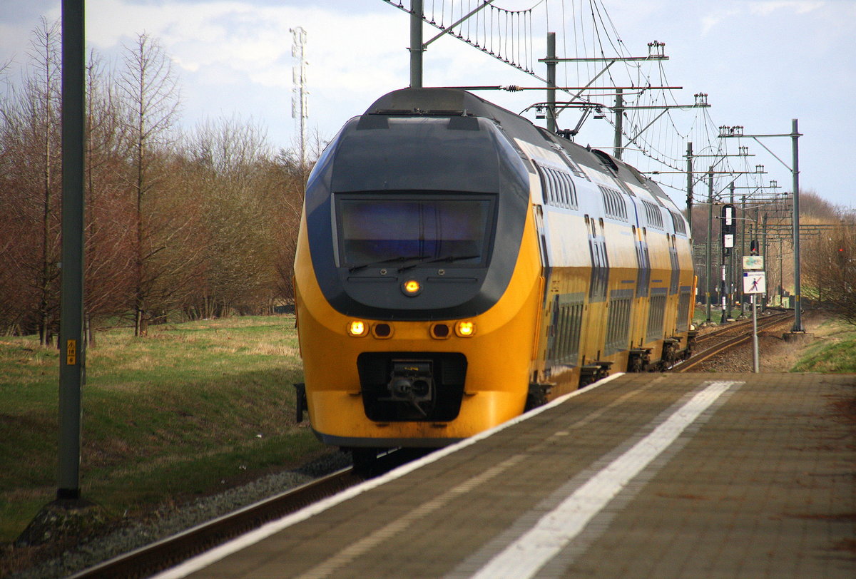 Ein Holländischer Doppeldecker aus 's-Hertogenbosch(NL) nach Maastricht(NL) und fährt durch Geleen-Lutterade und fährt in Richtung Maastricht(NL). 
Aufgenommen in Geleen-Lutterade(NL).
Bei Sonne und Wolken am Kalten Vormittag vom 28.2.2017.