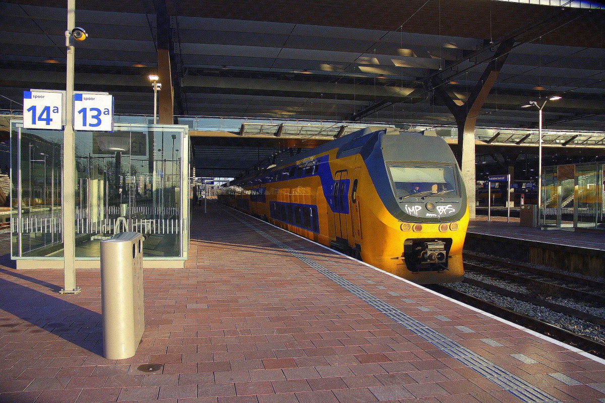 Ein Holländischer Doppeldecker fährt von Rotterdam-Centraal(NL) nach Amersfoort-Schothorst(NL) bei der Ausfahrt aus Rotterdam-Centraal(NL) bei tollen Sonnenschein am Nachmittag vom 4.1.2015.