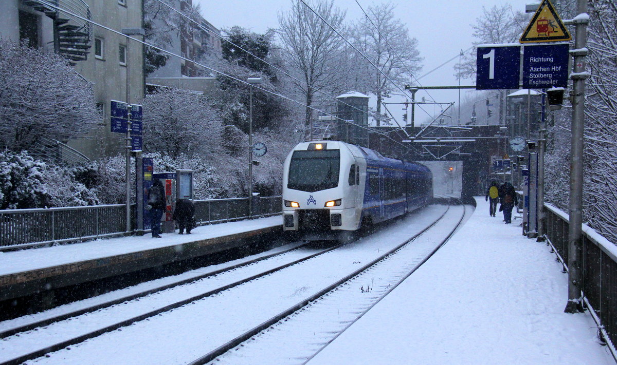 Ein Holländischer Regionalzug aus Aachen-Hbf(D) nach Maastricht(NL) und kommt aus Richtung Aachen-Hbf und fährt durch Aachen-Schanz in Richtung Aachen-West,Laurensberg,Richterich,Kohlscheid,Herzogenrath. 
Aufgenommen vom Bahnsteig von Aachen-Schanz.
Bei dichtem Schneefall am Kalten Morgen vom 30.1.2019.