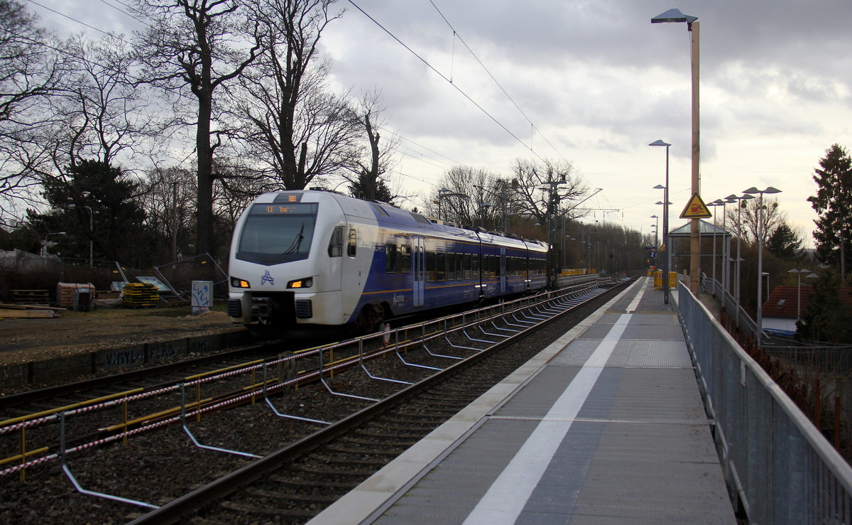 Ein Holländischer Regionalzug aus Aachen-Hbf(D) nach Maastricht(NL) und kommt aus Richtung Aachen-West,Laurensberg,Richterich und fährt durch Kohlscheid in Richtung Herzogenrath. Aufgenommen von Bahnsteig 2 in Kohlscheid. 
Bei Sonne und Regenwolken am Nachmittag vom 9.2.2019.