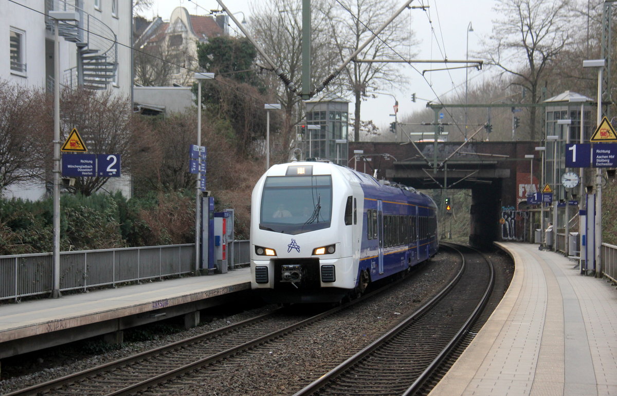 Ein Holländischer Regionalzug aus Aachen-Hbf(D) nach Maastricht(NL) und kommt aus Richtung Aachen-Hbf und fährt durch Aachen-Schanz in Richtung Aachen-West,Laurensberg,Richterich,Kohlscheid,Herzogenrath. Aufgenommen vom Bahnsteig von Aachen-Schanz. Am Morgen vom 21.2.2019.
