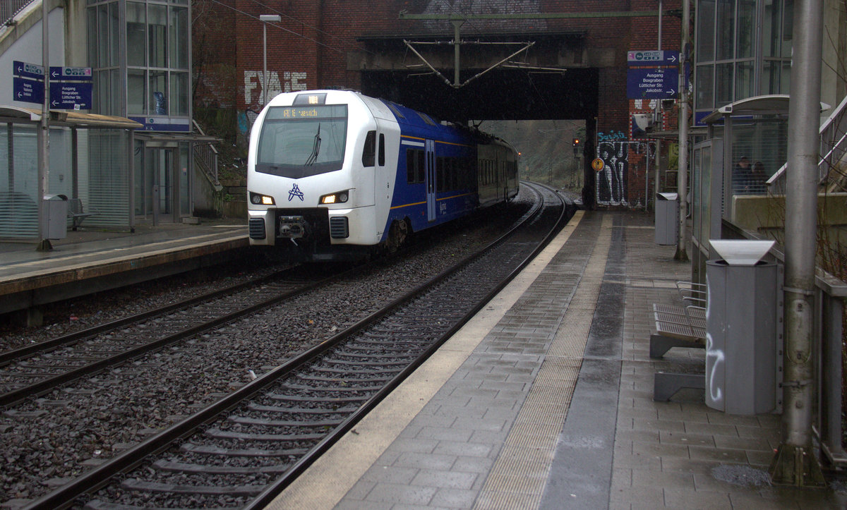 Ein Holländischer Regionalzug aus Aachen-Hbf(D) nach Maastricht(NL) und kommt aus Richtung Aachen-Hbf und fährt durch Aachen-Schanz in Richtung Aachen-West,Laurensberg,Richterich,Kohlscheid,Herzogenrath. 
Aufgenommen vom Bahnsteig von Aachen-Schanz.
Bei Regenwetter am Morgen vom 14.3.2019.