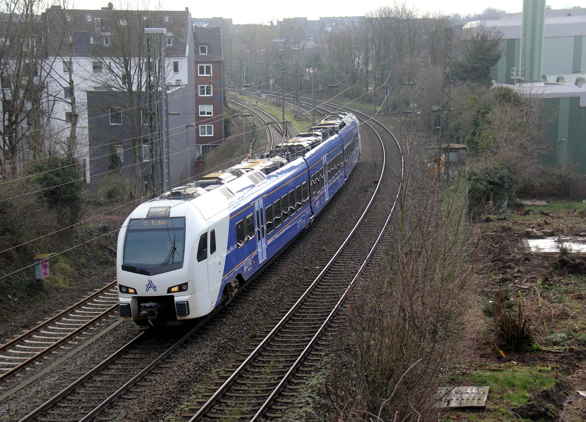 Ein Holländischer Regionalzug aus Aachen-Hbf(D) nach Maastricht(NL) und kommt aus Richtung Aachen-Hbf in Richtung Aachen-Schanz,Aachen-West,Laurensberg,Richterich,Kohlscheid,Herzogenrath.
Aufgenommen von einer Brücke von der Weberstraße in Aachen. 
Am Morgen vom 18.3.2019.