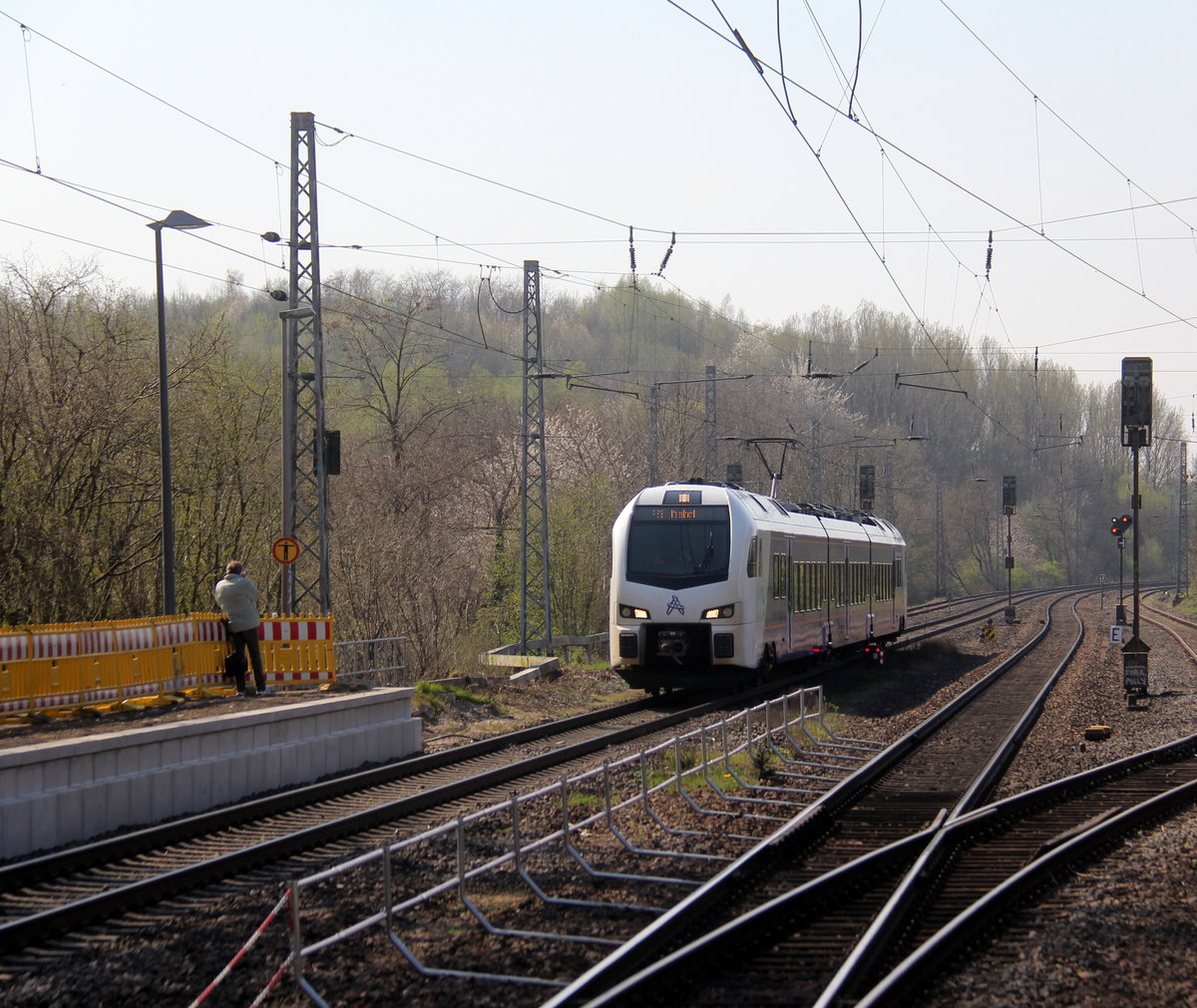 Ein Holländischer Regionalzug aus Aachen-Hbf(D) nach Maastricht(NL) und kommt aus Richtung Aachen-West,Laurensberg,Richterich und fährt durch Kohlscheid in Richtung Herzogenrath. Aufgenommen von Bahnsteig 2 in Kohlscheid.
Bei schönem Frühlingswetter am Vormittag vom 7.4.2019.