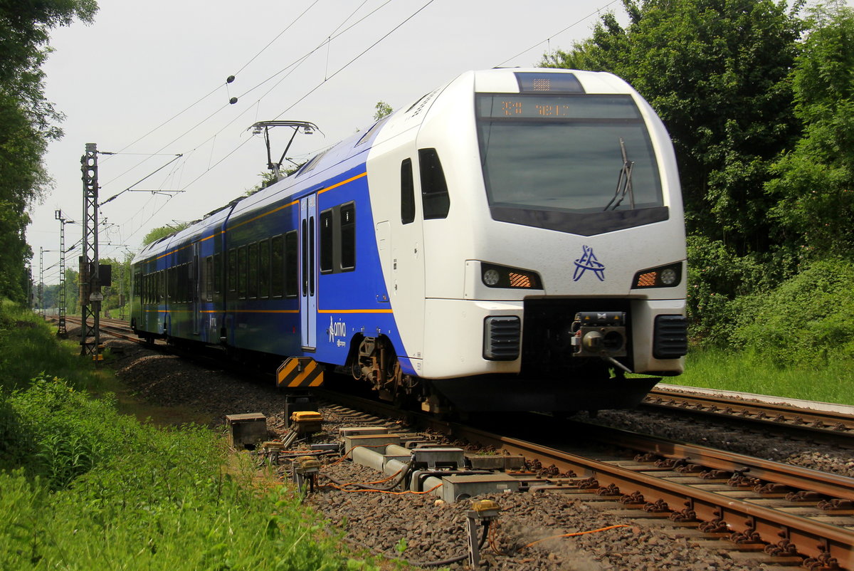 Ein Holländischer Regionalzug aus Aachen-Hbf(D) nach Maastricht(NL) und kommt aus Richtung Aachen-West,Laurensberg,Richterich und fährt durch Uersfeld in Richtung Herzogenrath. 
Aufgenommen bei Wilsberg in Kohlscheid.
Bei schönem Frühlingswetter am Vormittag vom 