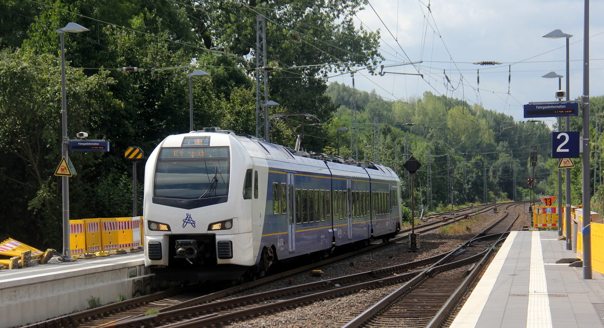 Ein Holländischer Regionalzug aus Aachen-Hbf(D) nach Maastricht(NL) und kommt aus Richtung Aachen-West,Laurensberg,Richterich und fährt durch Kohlscheid in Richtung Herzogenrath. Aufgenommen von Bahnsteig 2 in Kohlscheid. 
Bei Sommerwetter am Vormittag vom 13.8.2019. 