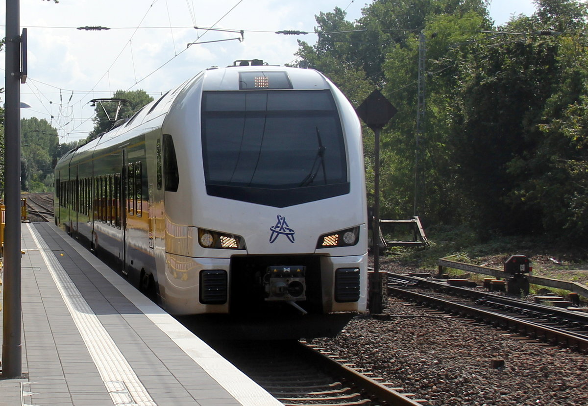 Ein Holländischer Regionalzug aus Aachen-Hbf(D) nach Maastricht(NL) und kommt aus Richtung Aachen-West,Laurensberg,Richterich und fährt durch Kohlscheid in Richtung Herzogenrath. Aufgenommen von Bahnsteig 1 in Kohlscheid. 
Bei Sommerwetter am Nachmittag vom 20.8.2019.