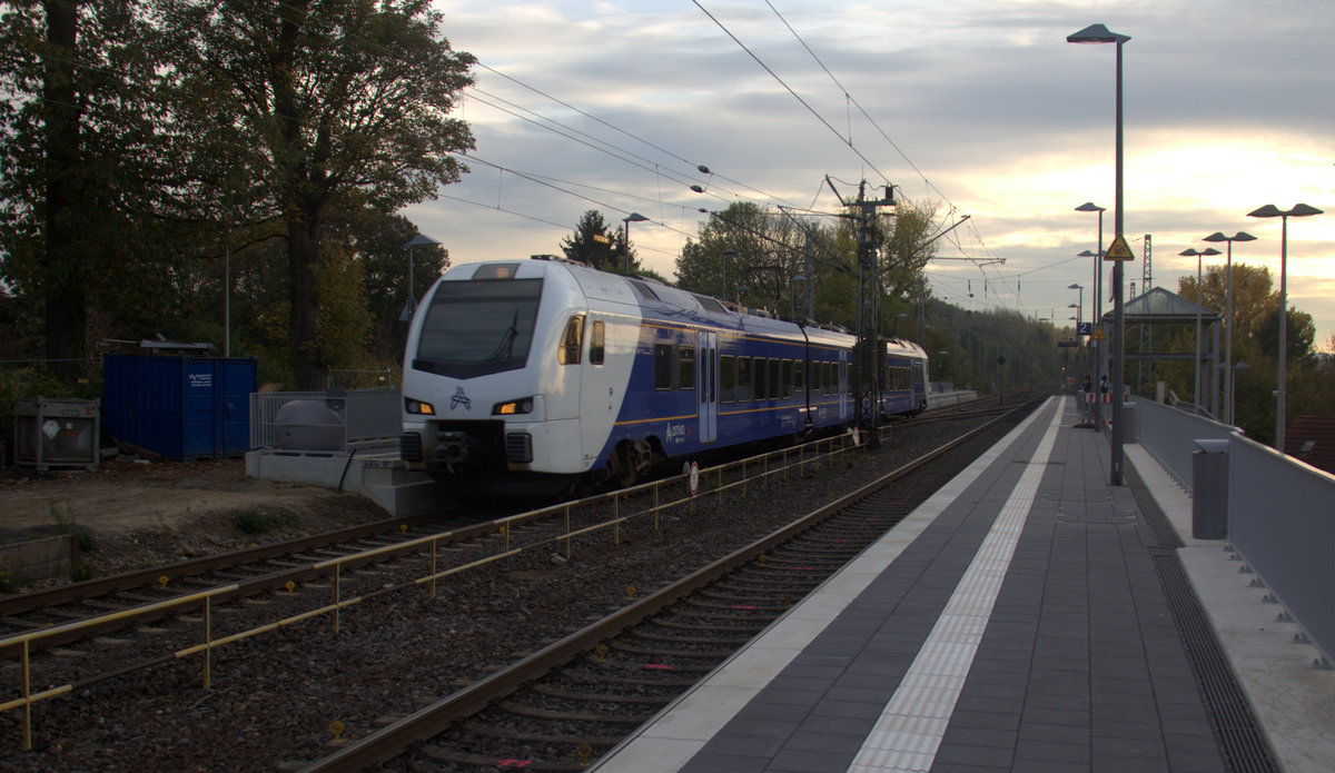 Ein Holländischer Regionalzug aus Aachen-Hbf(D) nach Maastricht(NL) und kommt aus Richtung Aachen-West,Laurensberg,Richterich und fährt durch Kohlscheid in Richtung Herzogenrath. Aufgenommen von Bahnsteig 2 in Kohlscheid. 
Am Nachmittag vom 30.10.2019.