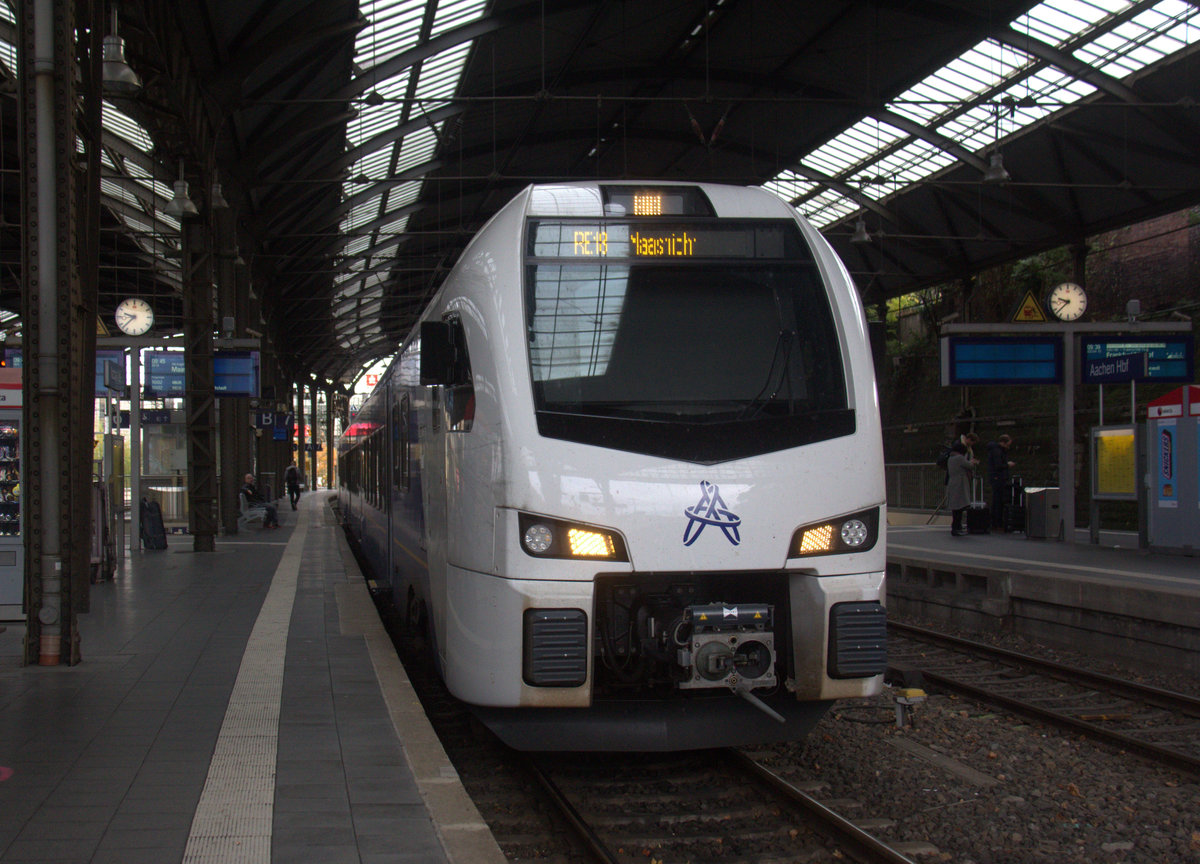 Ein Holländischer Regionalzug aus Aachen-Hbf(D) nach Maastricht(NL) steht im Aachener-Hbf bereit zur Abfahrt nach Maastricht(NL). 
Aufgenommen vom Bahnsteig 7 vom Aachen-Hbf. 
Am Morgen vom 4.11.2019.