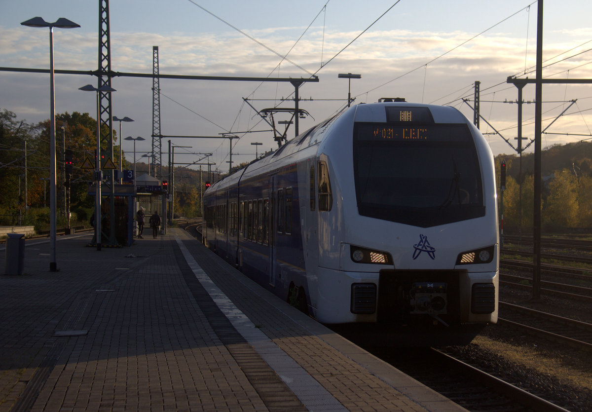 Ein Holländischer Regionalzug aus Aachen-Hbf(D) nach Maastricht(NL) und kommt aus Richtung Aachen-West,Laurensberg,Richterich,Kohlscheid und hält in Herzogenrath.
Aufgenommen am Bahnhof von Herzogenrath. 
Bei Sonne und Wolken am Nachmittag vom 4.11.2019.