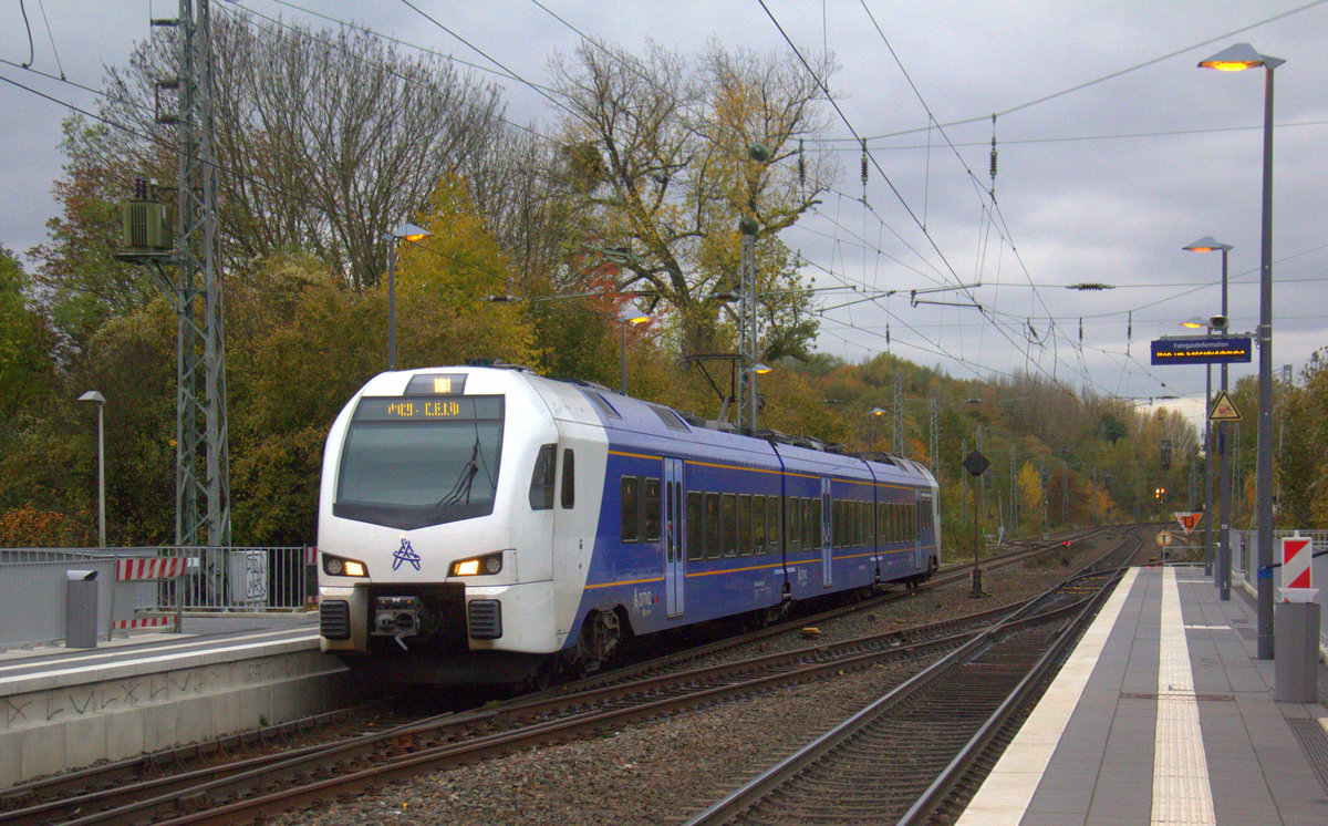 Ein Holländischer Regionalzug aus Aachen-Hbf(D) nach Maastricht(NL) und kommt aus Richtung Aachen-West,Laurensberg,Richterich und fährt durch Kohlscheid in Richtung Herzogenrath. Aufgenommen von Bahnsteig 2 in Kohlscheid. 
Bei Wolken am Nachmittag vom 14.11.2019.