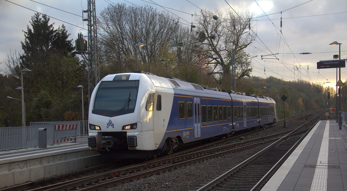 Ein Holländischer Regionalzug aus Aachen-Hbf(D) nach Maastricht(NL) und kommt aus Richtung Aachen-West,Laurensberg,Richterich und fährt durch Kohlscheid in Richtung Herzogenrath. Aufgenommen von Bahnsteig 2 in Kohlscheid. 
Bei Wolken am Nachmittag vom 20.11.2019.