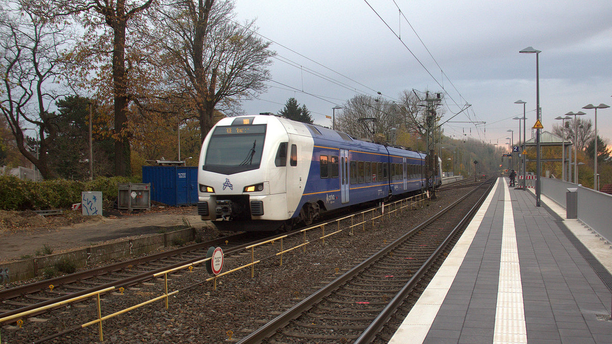 Ein Holländischer Regionalzug aus Aachen-Hbf(D) nach Maastricht(NL) und kommt aus Richtung Aachen-West,Laurensberg,Richterich und fährt durch Kohlscheid in Richtung Herzogenrath. Aufgenommen von Bahnsteig 2 in Kohlscheid. 
Bei Wolken am Nachmittag vom 21.11.2019.