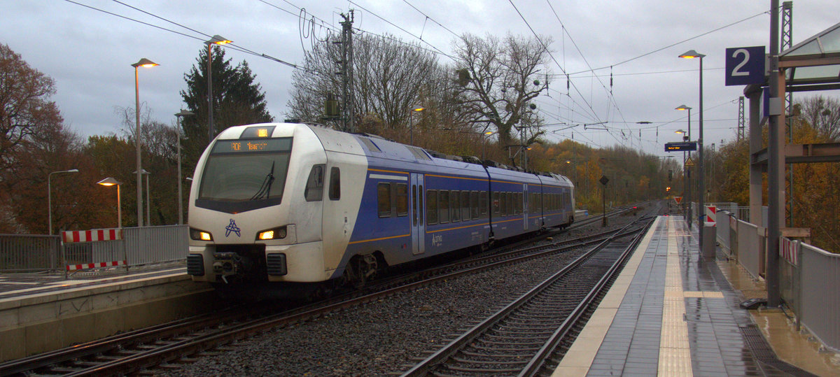 Ein Holländischer Regionalzug aus Aachen-Hbf(D) nach Maastricht(NL) und kommt aus Richtung Aachen-West,Laurensberg,Richterich und fährt durch Kohlscheid in Richtung Herzogenrath. Aufgenommen von Bahnsteig 2 in Kohlscheid.
Bei Regenwetter am Nachmittag vom 27.11.2019.