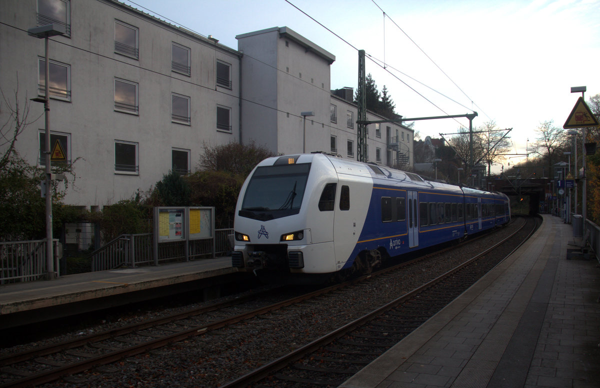 Ein Holländischer Regionalzug aus Aachen-Hbf(D) nach Maastricht(NL) und kommt aus Richtung Aachen-Hbf und fährt durch Aachen-Schanz in Richtung Aachen-West,Laurensberg,Richterich,Kohlscheid,Herzogenrath. 
Aufgenommen vom Bahnsteig von Aachen-Schanz. 
Am Nachmittag vom 10.12.2019.

 