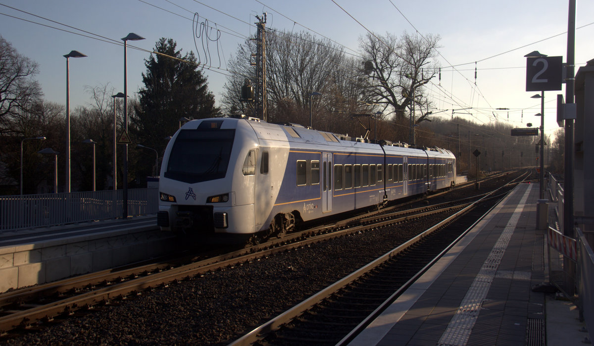 Ein Holländischer Regionalzug aus Aachen-Hbf(D) nach Maastricht(NL) und kommt aus Richtung Aachen-West,Laurensberg,Richterich und fährt durch Kohlscheid in Richtung Herzogenrath. Aufgenommen von Bahnsteig 2 in Kohlscheid.
Bei Sonne am Nachmittag vom 5.2.2020.