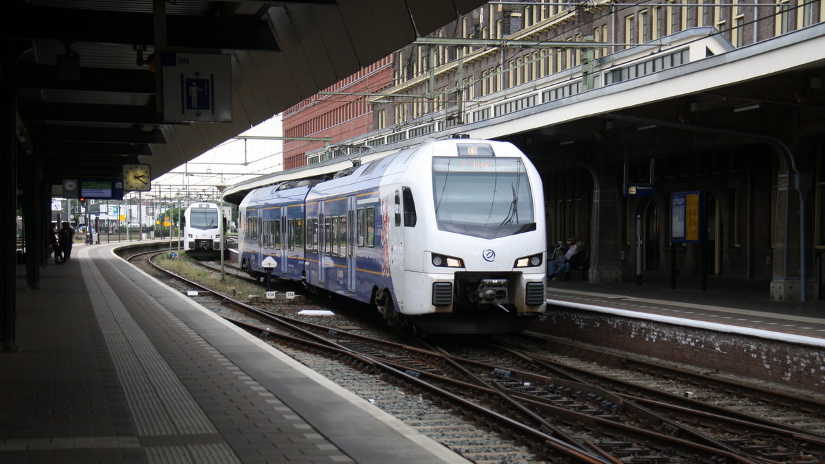 Ein Holländischer Regionalzug aus Maastricht-Randwyck(NL) nach Heerlen(N) und fährt in Richtung Maastricht-Noord(NL).
Aufgenommen vom Bahnsteig 5 in Maastricht(NL).
Bei Sommerwetter am Mittag vom 15.6.2017.